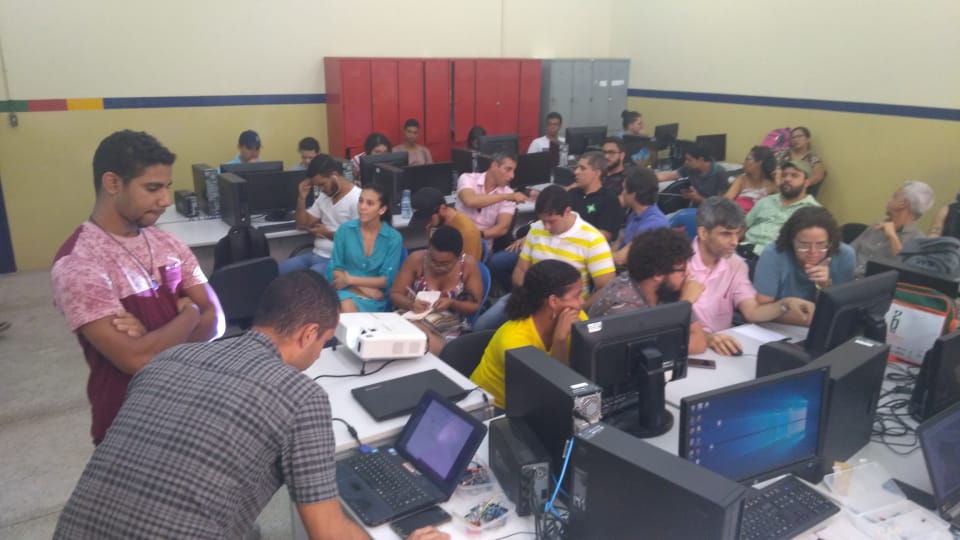 Estudantes ministrando oficina